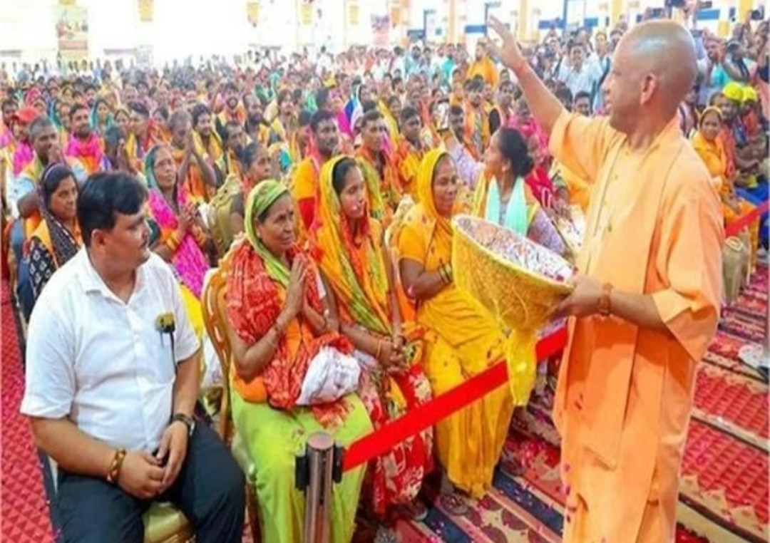 सफाईकर्मियों को 35-40 लाख का सुरक्षा बीमा, सीधे खाते में सैलरी, ₹5 लाख का मुफ्त इलाज मिलेगा; CM Yogi ने खोला खुशियों का पिटारा, दिया डबल दिवाली गिफ्ट !