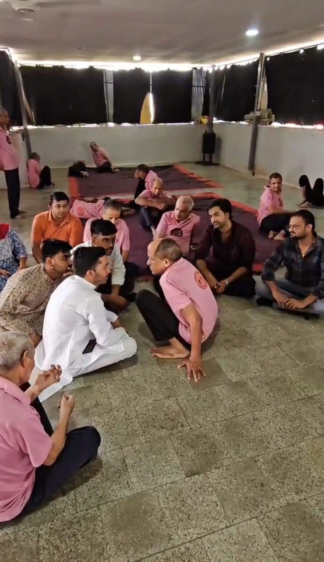 अपना घर आश्रम में युवोत्सर्ग फाउंडेशन के युवाओं ने अपनों के साथ मनाई दीपावली 