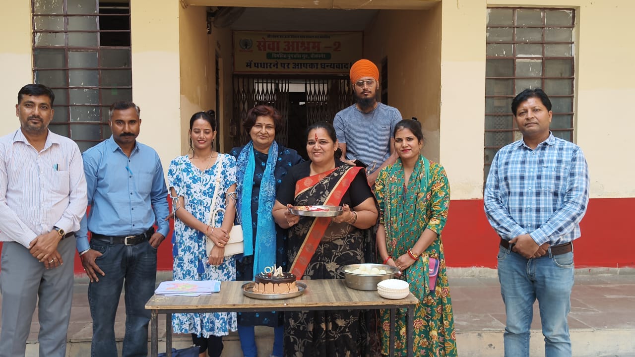 प्राचार्य ने अनोखे तरीके से मनाया जन्मदिन, दिव्यांग साथियों ने कलाकारी का प्रदर्शन किया