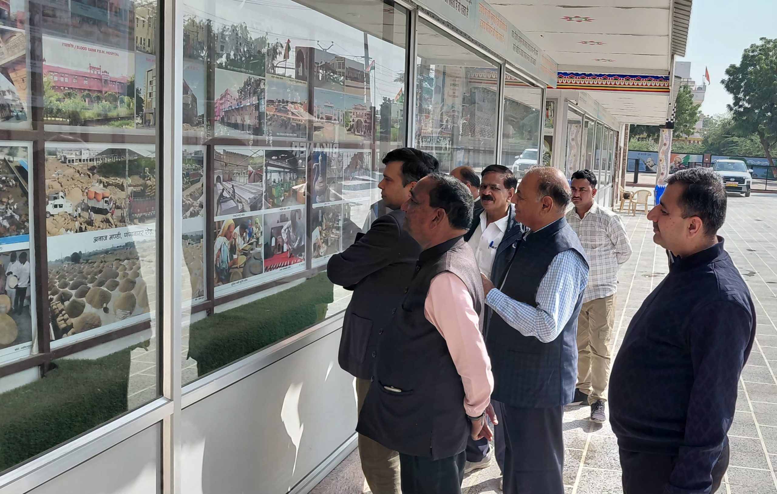 मुख्य वाणिज्यिक प्रबंधक उतर रेल्वे नई दिल्ली डॉ. आशीष कुमार ने किया बीकानेर जिला उद्योग संघ की आर्ट गैलेरी का अवलोकन 