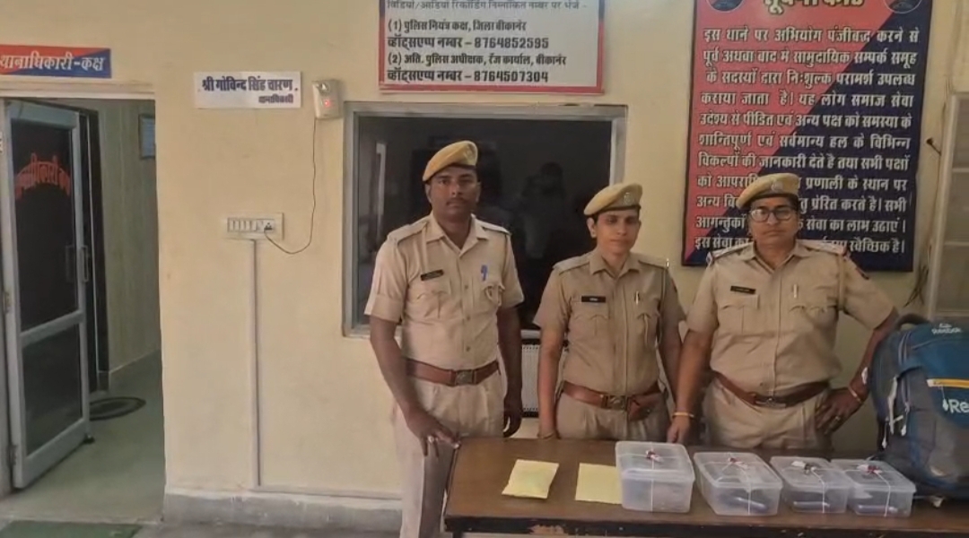 स्लीपर बस में मिला हथियारों का जखीरा, देखते ही पुलिस के उड़ गए होश