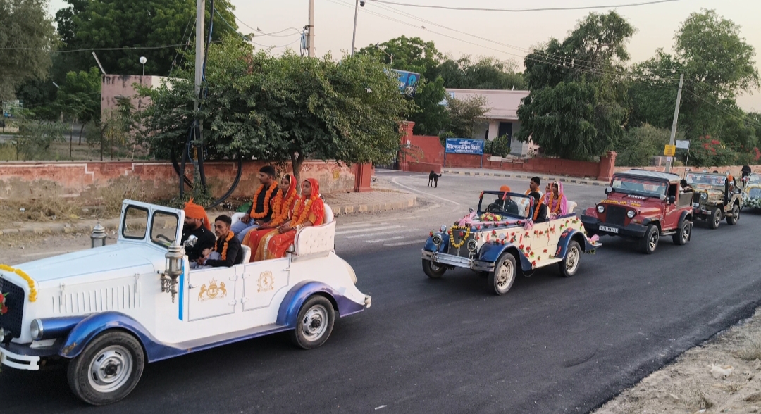 राजस्थान में पहली बार 51 जोड़ो को विंटेज कारों में बैठाकर लक्ष्मीनिवास महल पहुंचे, फूल मालाओं से हुआ शाही स्वागत