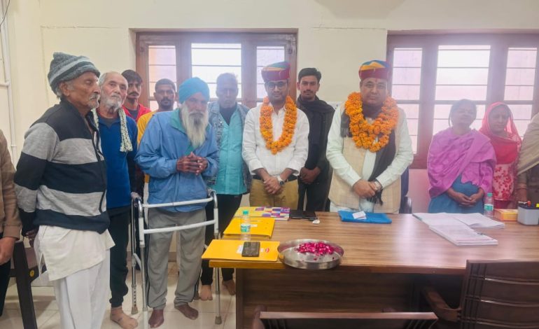 मुख्यमंत्री से सम्मानित होने के बाद दंतौर लौटे रामेश्वरलाल बिश्नोई का भव्य स्वागत