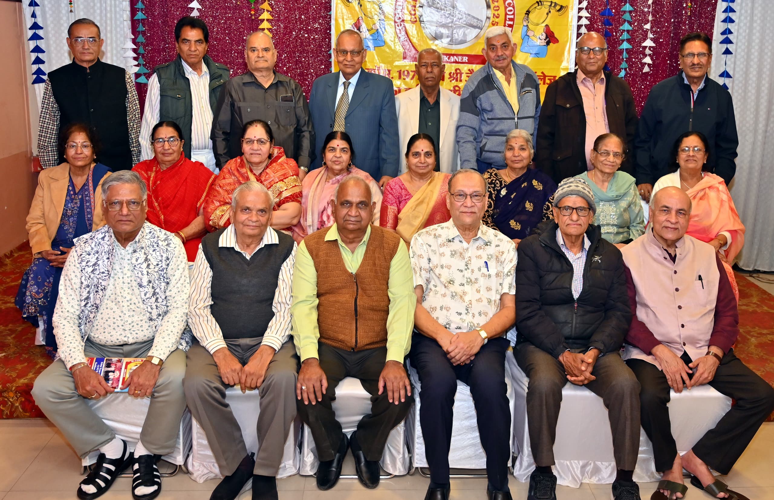50 साल बाद फिर मिले दोस्त, पुरानी यादें ताजा की