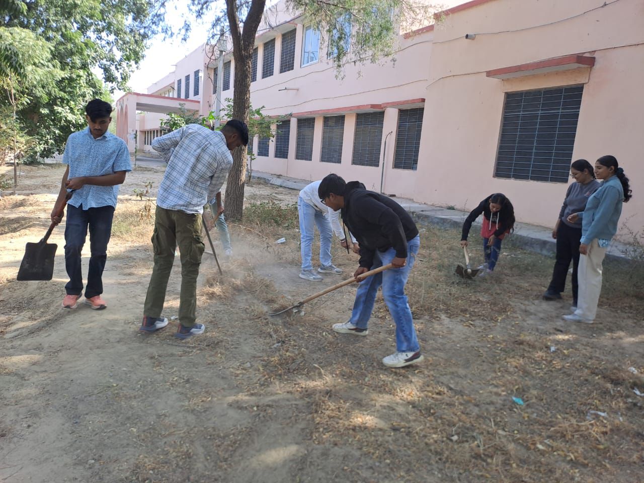 एनएसएस सात दिवसीय विशेष शिविर के तीसरे दिन स्वच्छता अभियान एवं बौद्धिक सत्रों का आयोजन