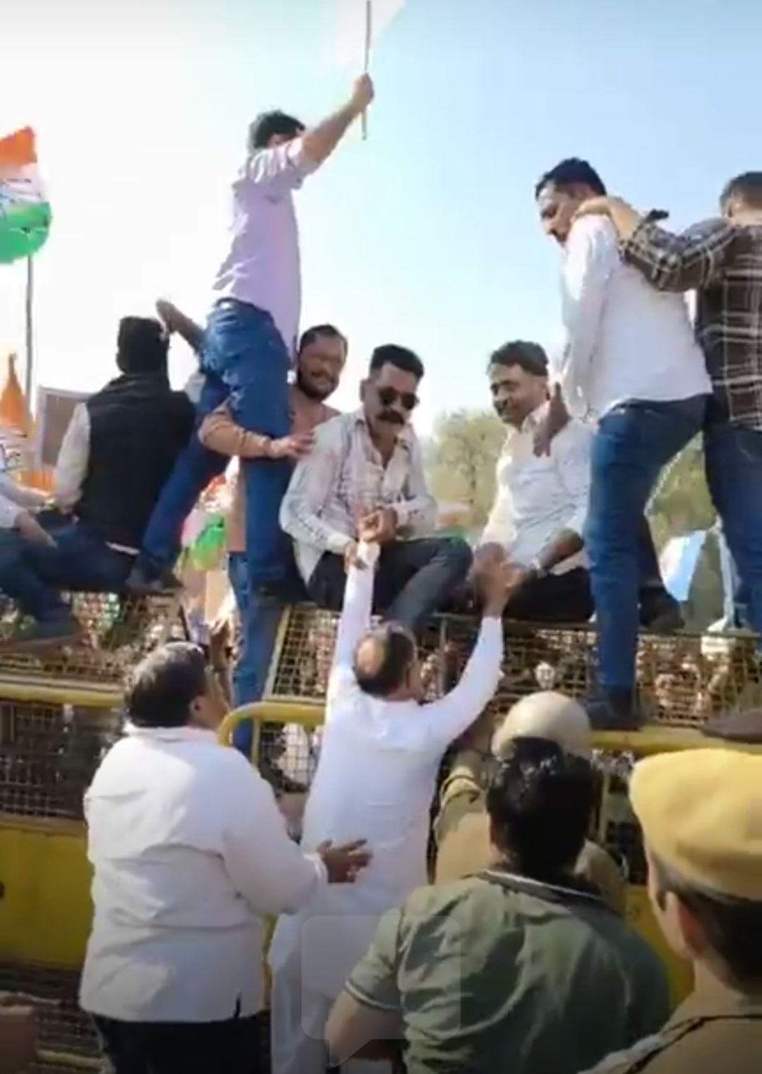 आखिर जिलाध्यक्ष जी नहीं चढ़ पाए बैरीकेट पर, कोशिश की लेकिन हार मान ली