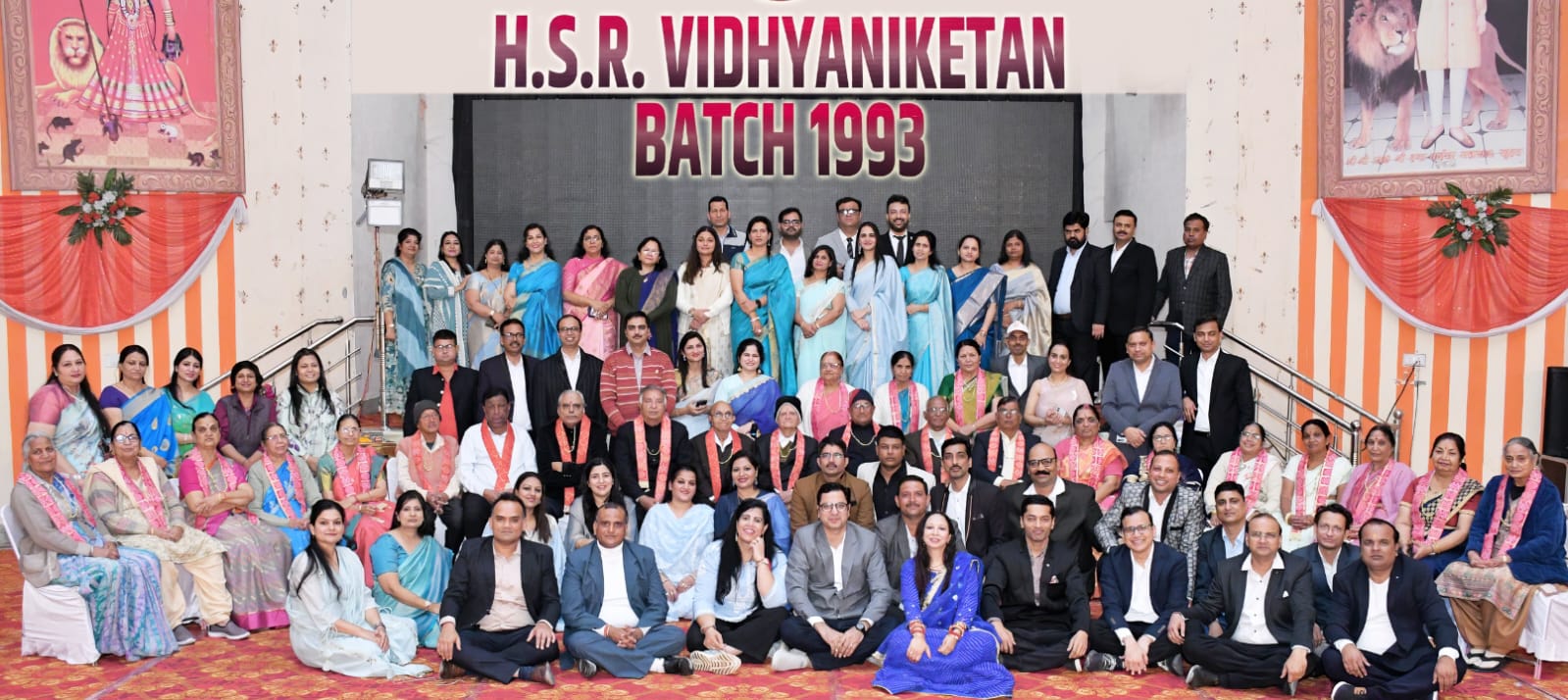 देश विदेश से आए 80 दोस्त, स्कूल की कक्षा और आंगन में बैठकर पुरानी यादों को ताजा किया