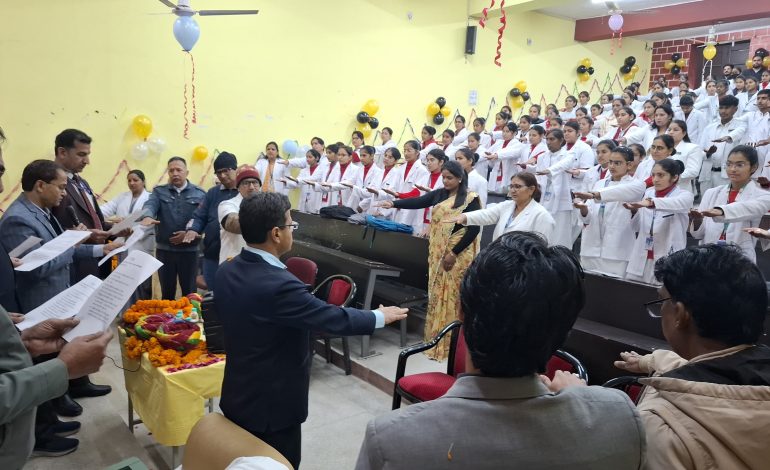 नर्सिंग ऑथ एंड एप्रिन समारोह : प्राचार्य डॉ. सुरेंद्र कुमार ने दिलाई नर्सिंग विद्यार्थियों को  सेवा की शपथ