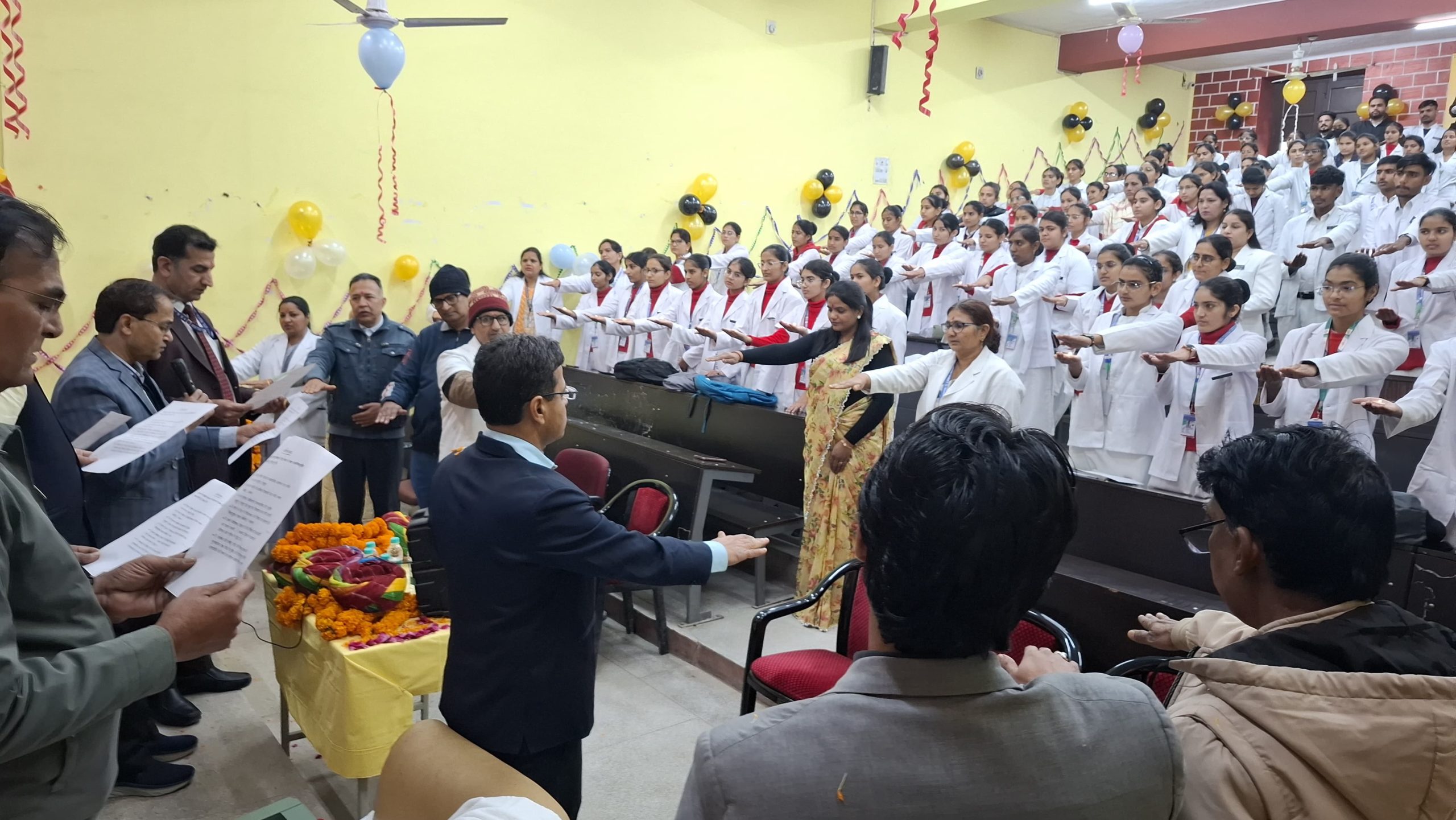 नर्सिंग ऑथ एंड एप्रिन समारोह : प्राचार्य डॉ. सुरेंद्र कुमार ने दिलाई नर्सिंग विद्यार्थियों को  सेवा की शपथ
