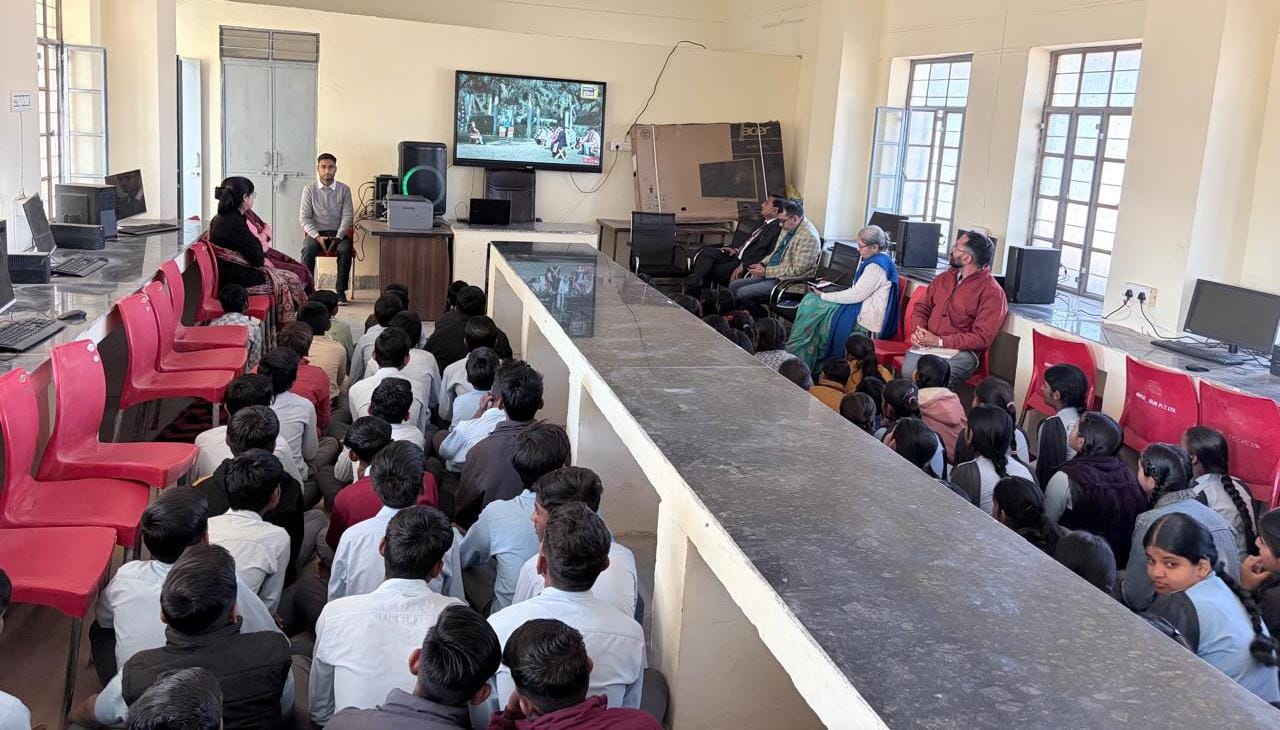 माध्यमिक शिक्षा निदेशक ने जयमलसर में विद्यार्थियों के साथ देखा प्रधानमंत्री नरेंद्र मोदी का ‘परीक्षा पर चर्चा’ कार्यक्रम
