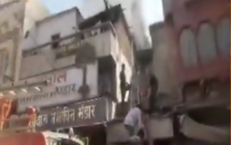 केईएम रोड पर अग्रवाल नमकीन भंडार में भीषण आग, इलाके में अफरा-तफरी