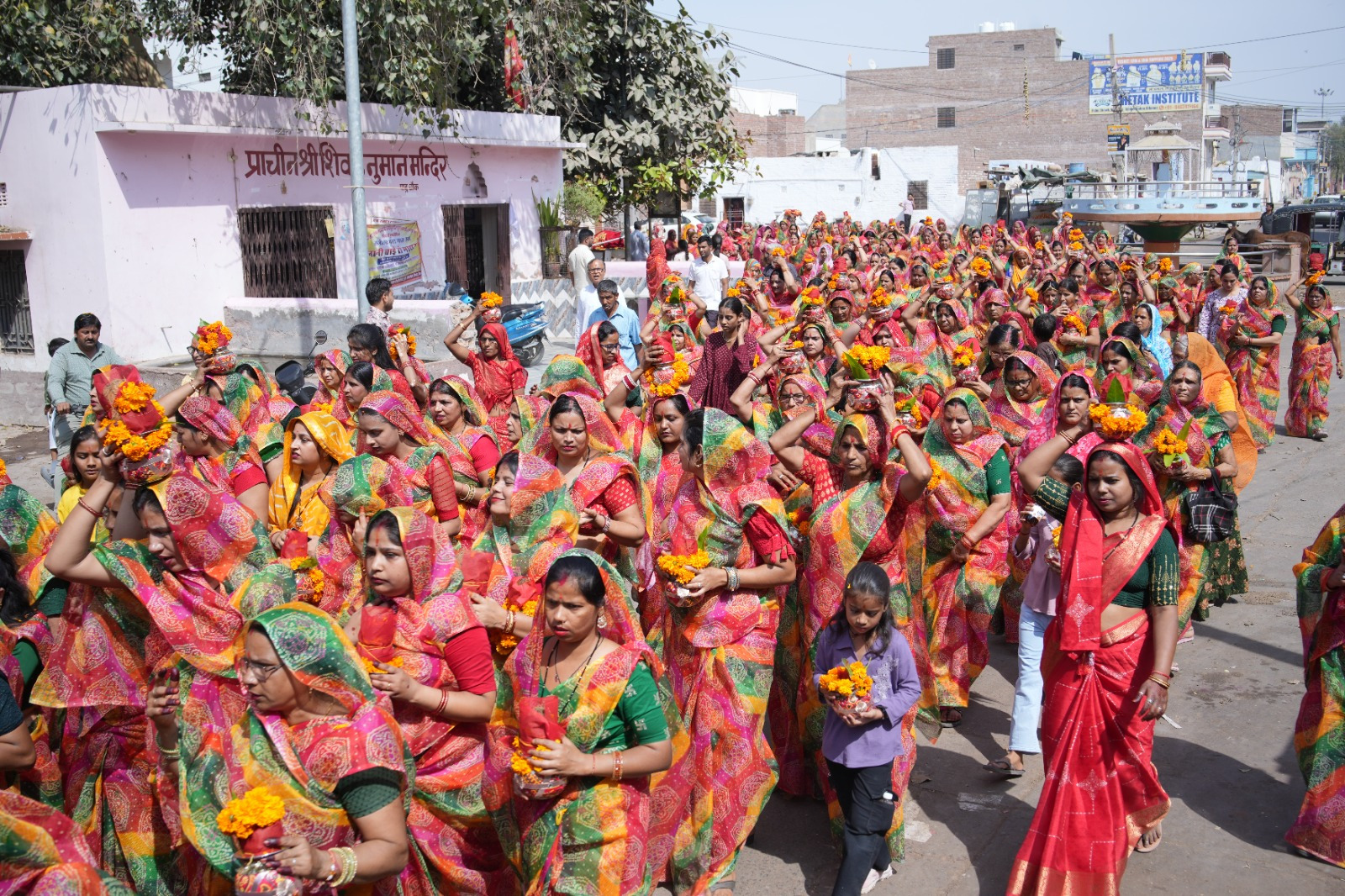 महायोगी अवधूत संत पूर्णानन्द महाराज की पुण्यतिथि पर आठ दिवसीय कार्यक्रम का आगाज, महिलाओं ने कलश धारण कर परिक्रमा की