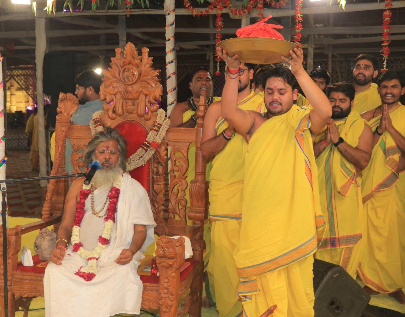 अलौकिक दैविक पांडाल में सजी दिव्यता, देवी-देवताओं की प्रतिमाओं के दर्शन से श्रद्धालु अभिभूत