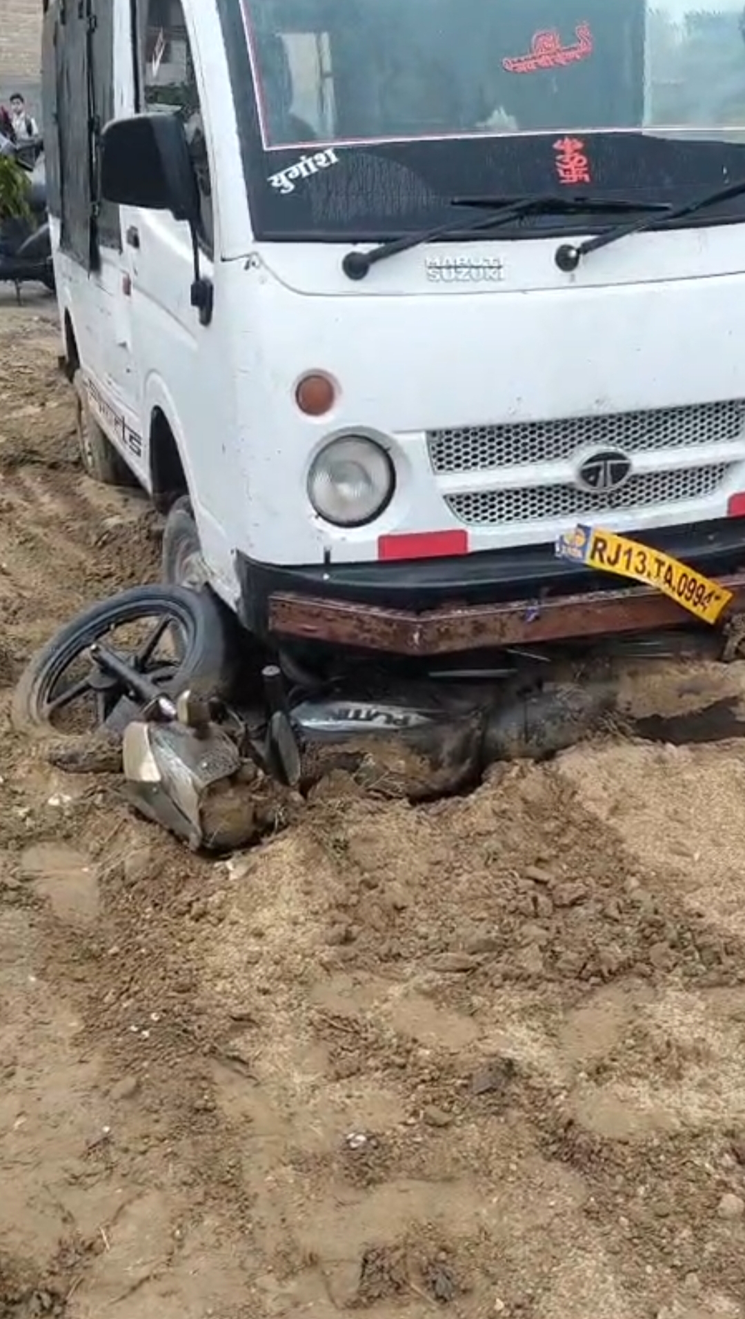 स्कूल वैन चालक की बड़ी लापरवाही, बाइक सवार को 10 फीट तक घसीटा — गंभीर घायल, वीडियो आया सामने