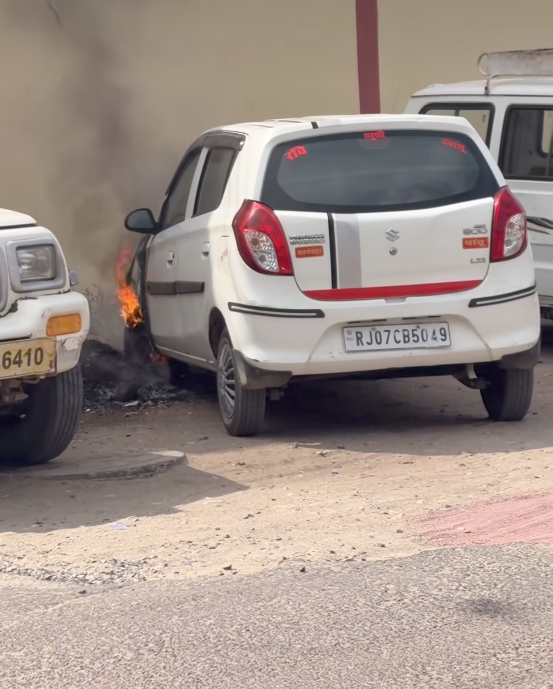 कचरे में लगी आग से चपेट में आई कार, टायर जलकर राख, बड़ा हादसा टला