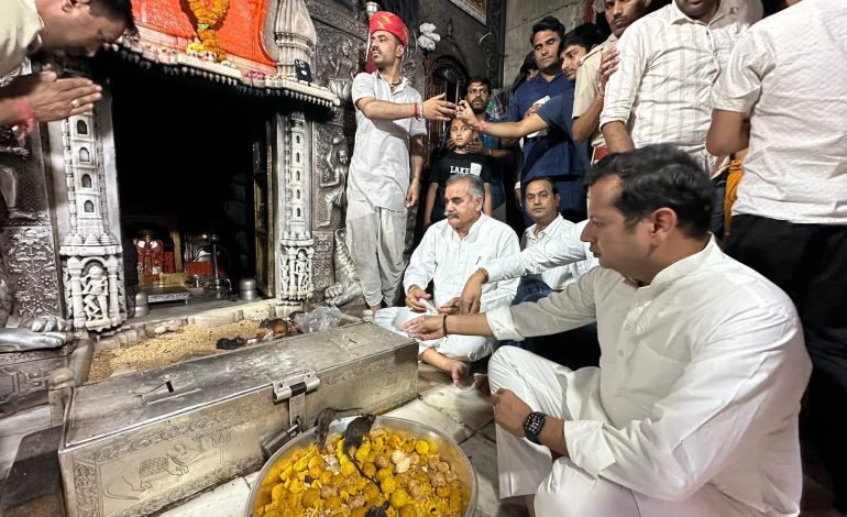 माँ करणी के दरबार में पहुंचे वैभव गहलोत, कांग्रेस कार्यकर्ताओं ने सूत की माला पहनाकर किया स्वागत