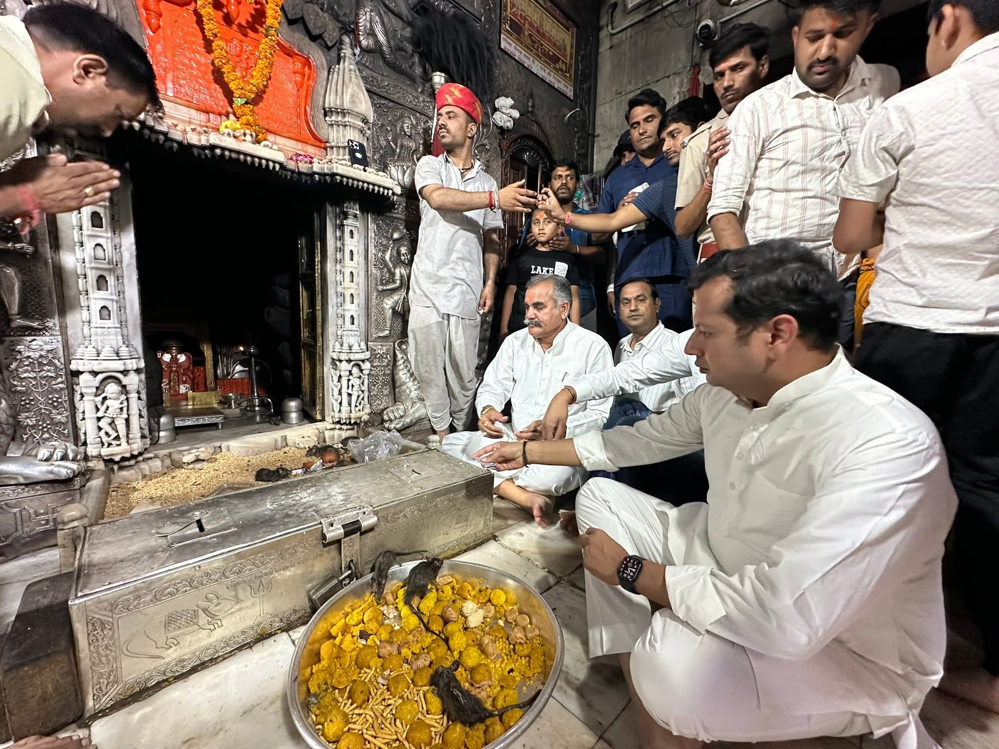 माँ करणी के दरबार में पहुंचे वैभव गहलोत, कांग्रेस कार्यकर्ताओं ने सूत की माला पहनाकर किया स्वागत