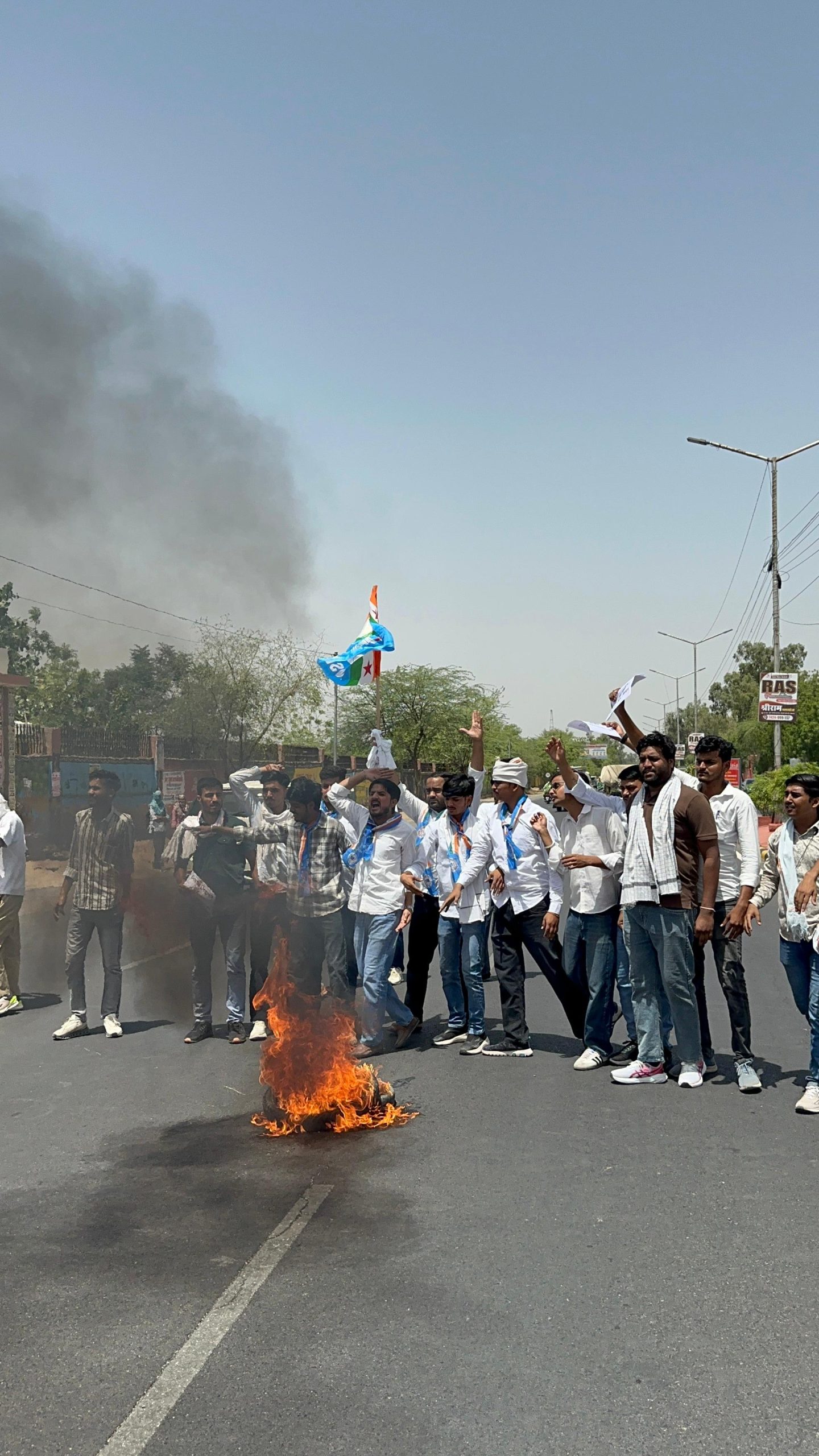 नीट पेपर लीक मामले को लेकर छात्रों ने सड़क जाम कर विरोध प्रदर्शन किया