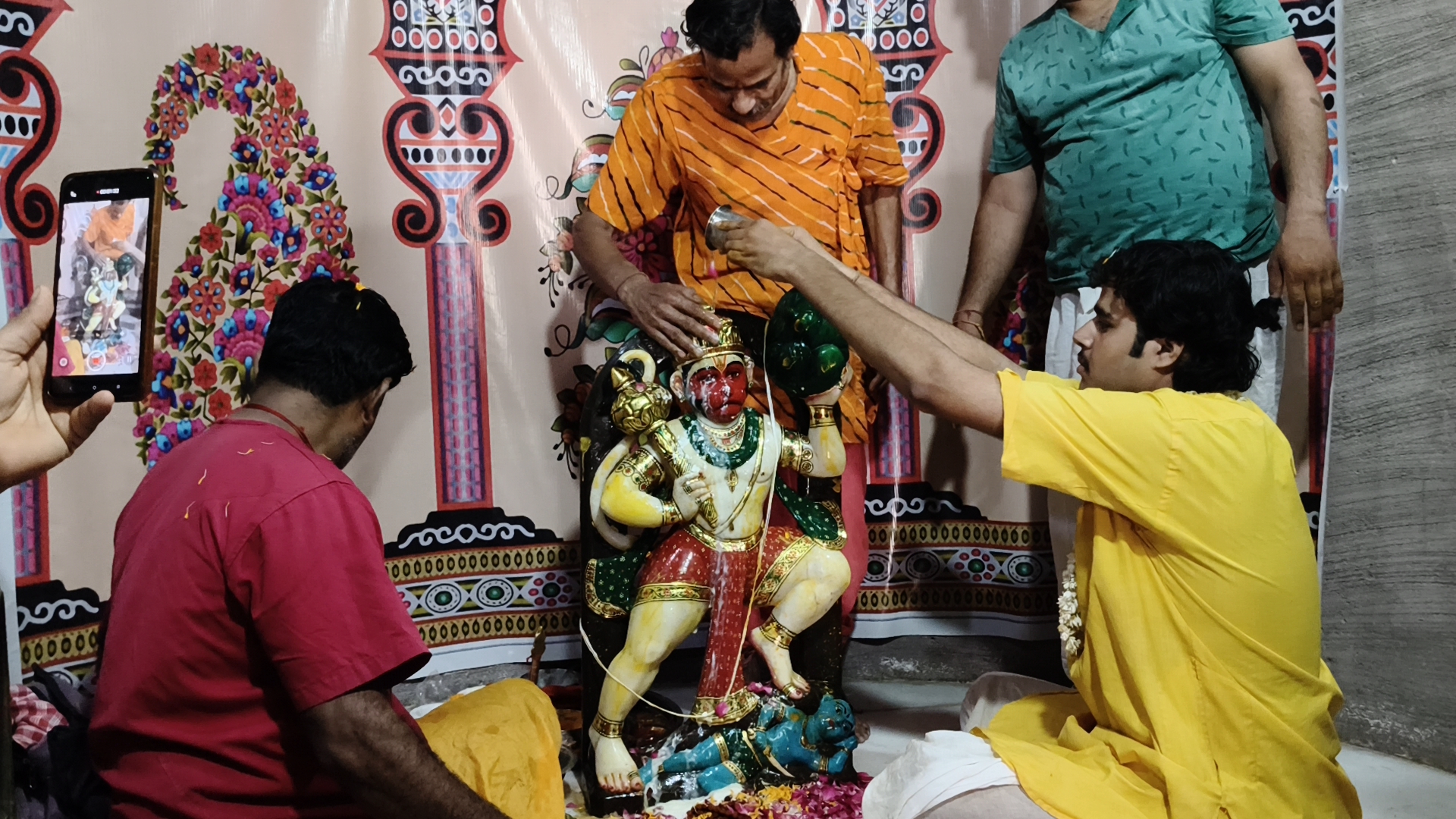 केसरिया हनुमान मंदिर के 82वें स्थापना महोत्सव में 21 औषधियों से हुआ अभिषेक