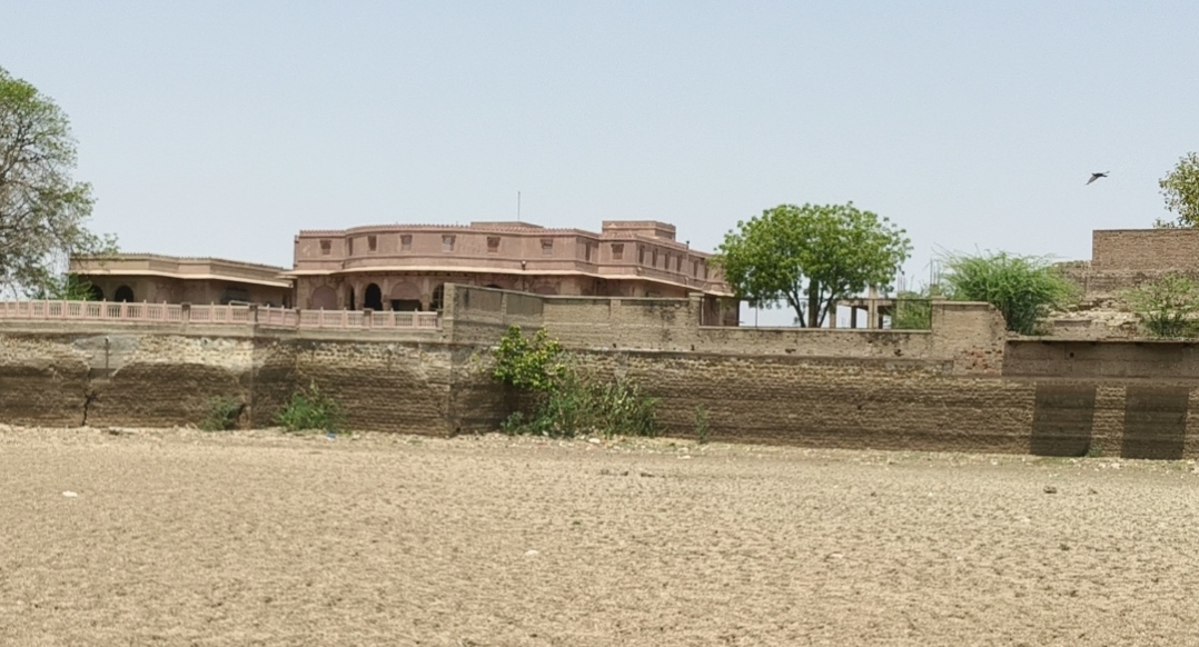 सूख गया कोडमदेसर तालाब, जर्जर दीवारों से मंडरा रहा हादसे का खतरा