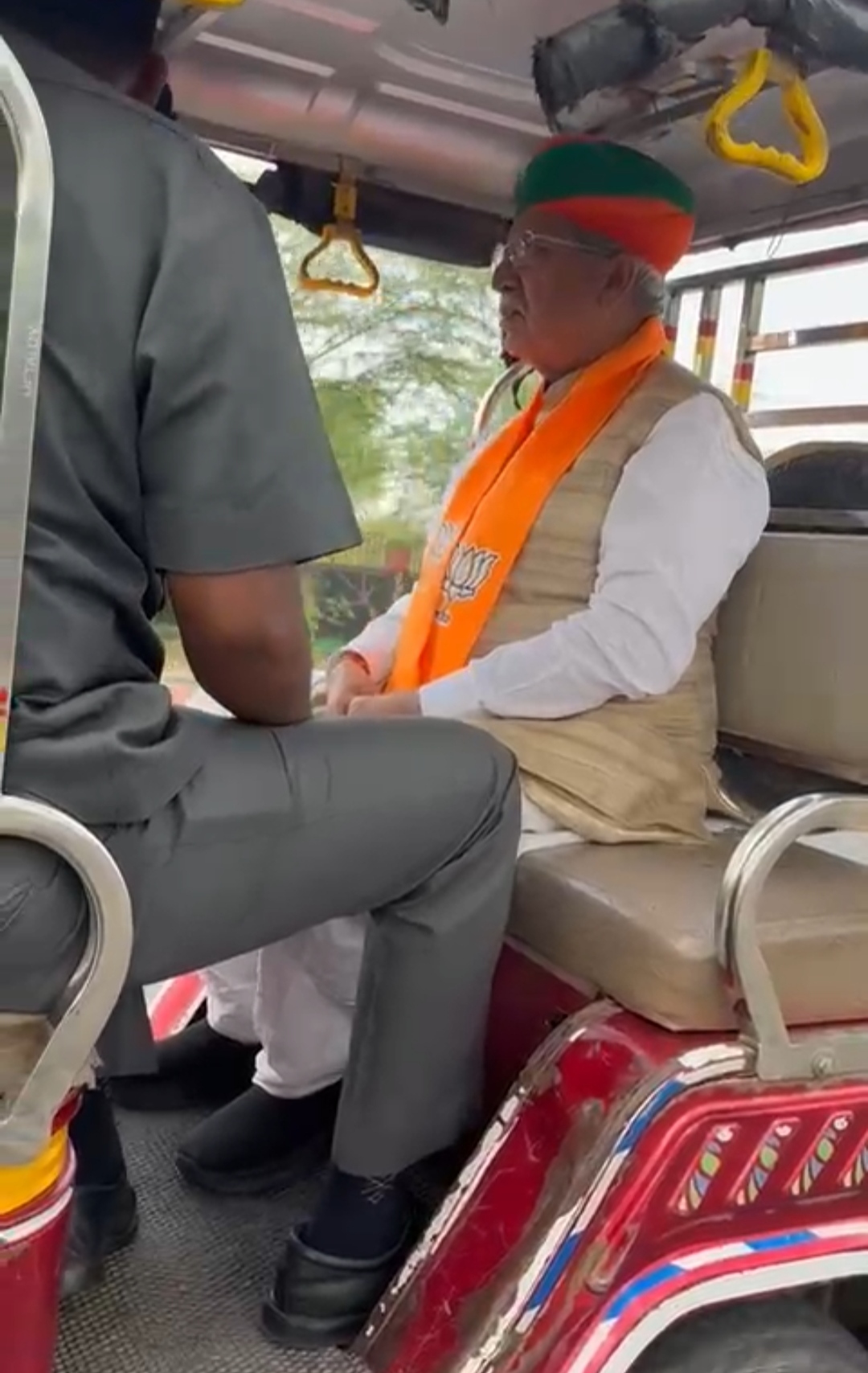 ई-रिक्शा से घर पहुंचे केंद्रीय मंत्री अर्जुनराम मेघवाल, दिया सादगी, ईंधन बचत और स्वच्छ ऊर्जा का संदेश