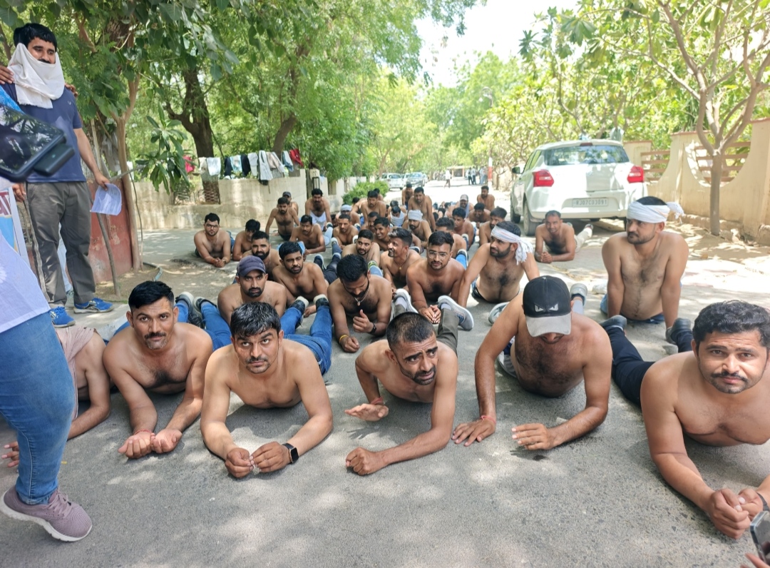 47 डिग्री तापमान में नंगे बदन दंडवत करके शिक्षा निदेशक के पास पहुंचे चयनित पीटीआई