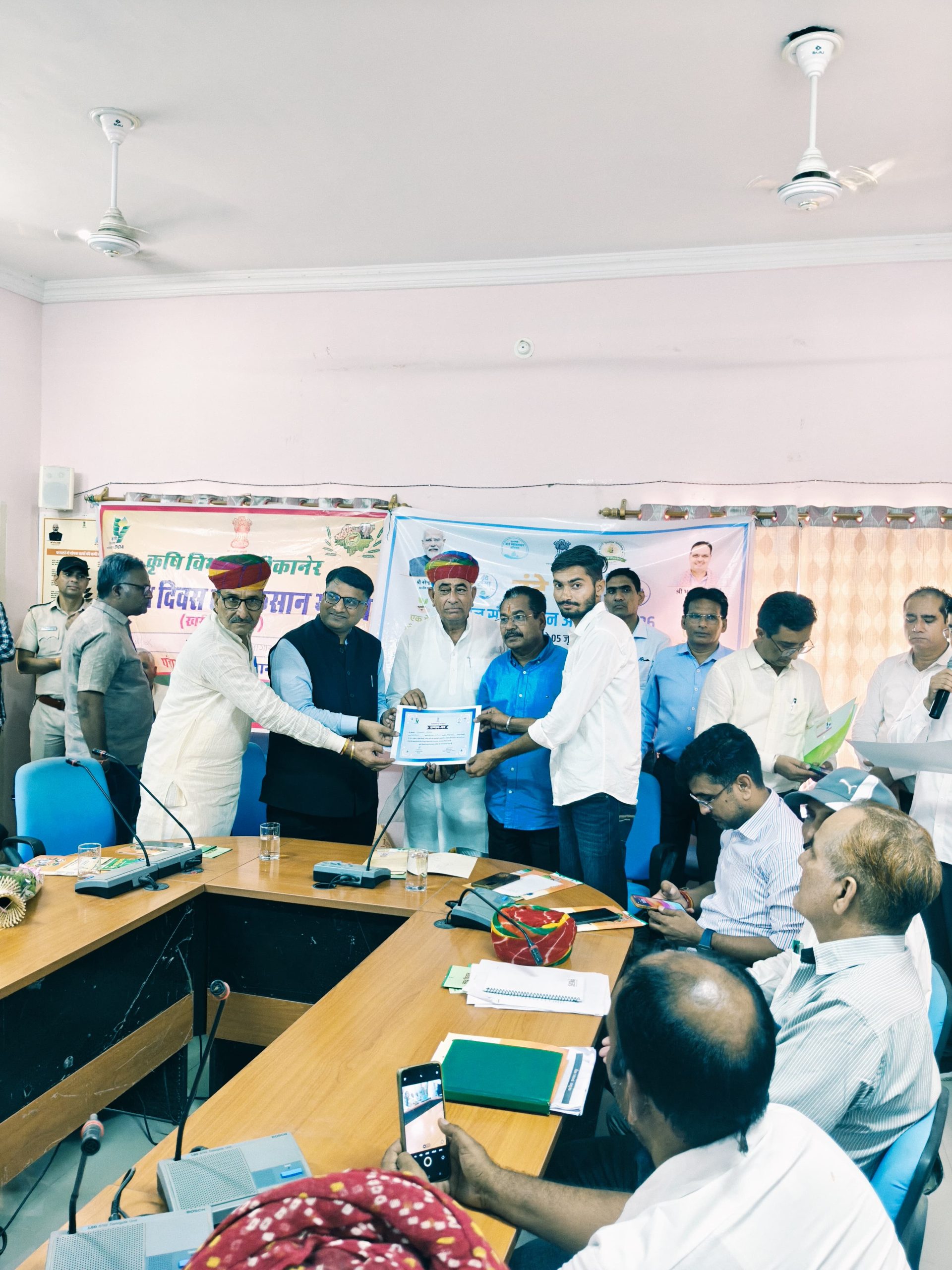 केवल वर्षा जल से पोली हाउस स्थापित कर युवा किसान ने रचा नया कीर्तिमान, जिला कलेक्टर ने किया सम्मानित