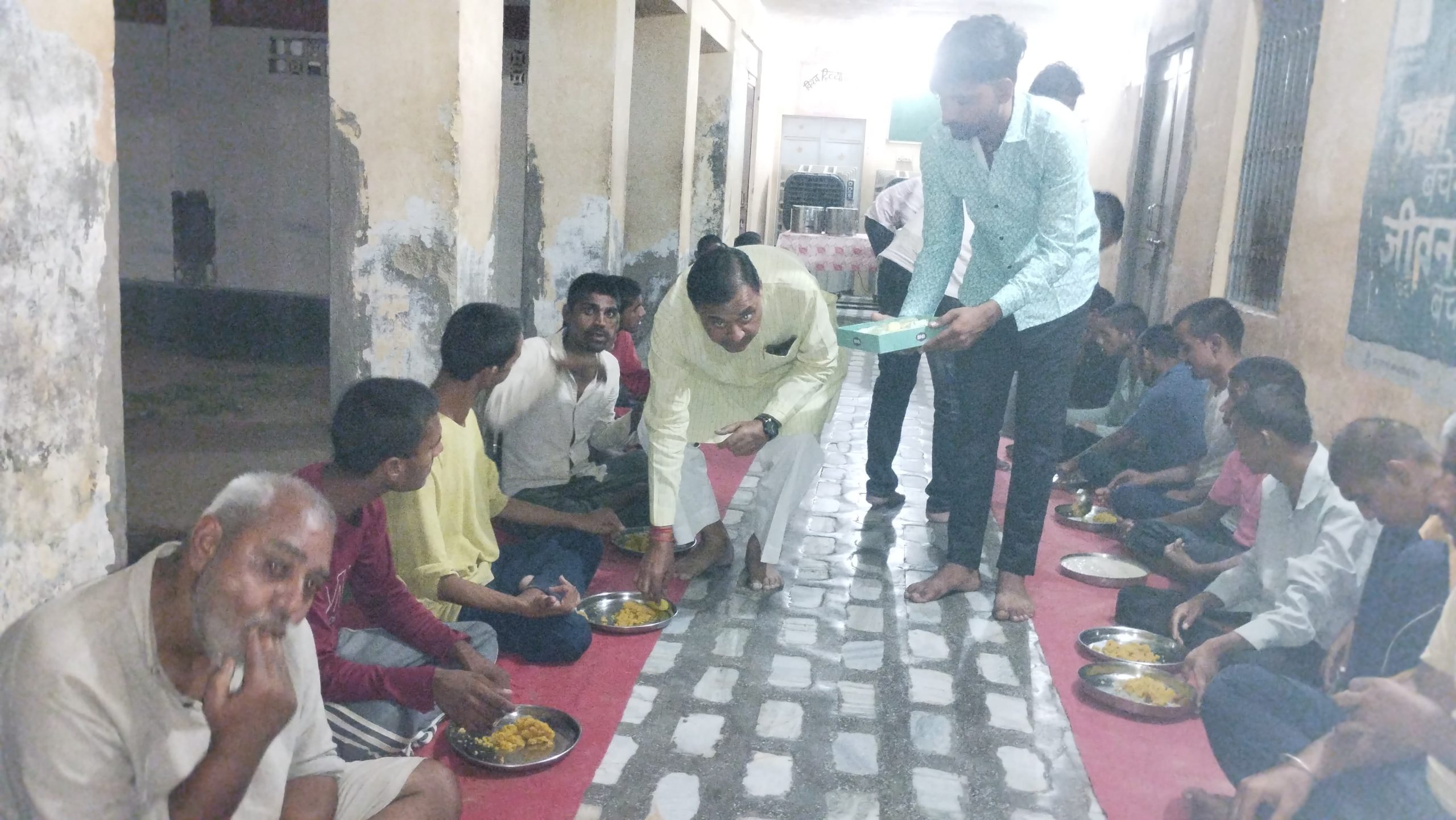 49वें जन्मदिवस पर सेवा को बनाया आभार का माध्यम, दिव्यांग बच्चों को कराया भोजन