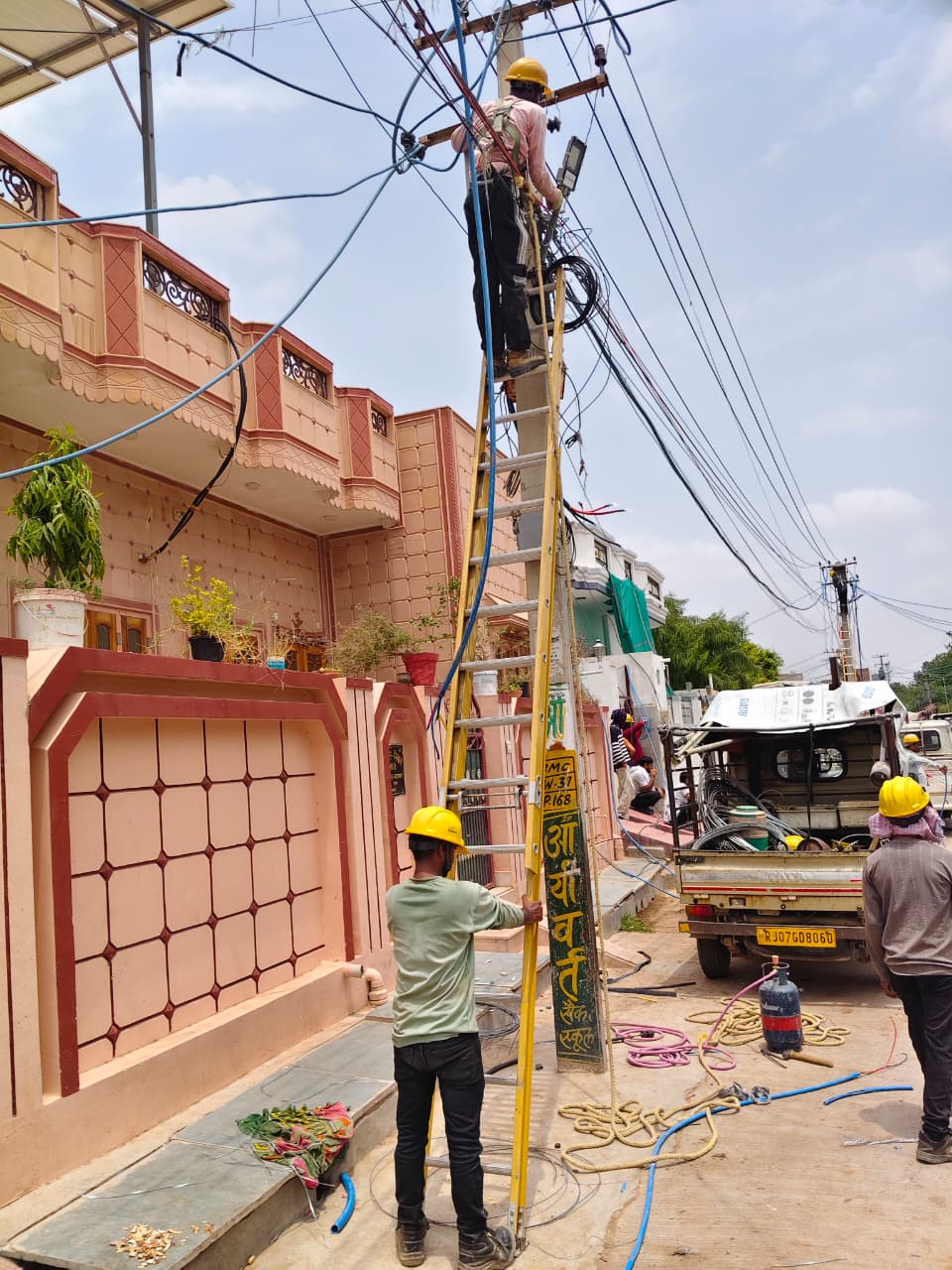 भुट्टों के बास में बिजली चोरी पर बीकेईएसएल का बड़ा एक्शन, 25 मीटर बदले