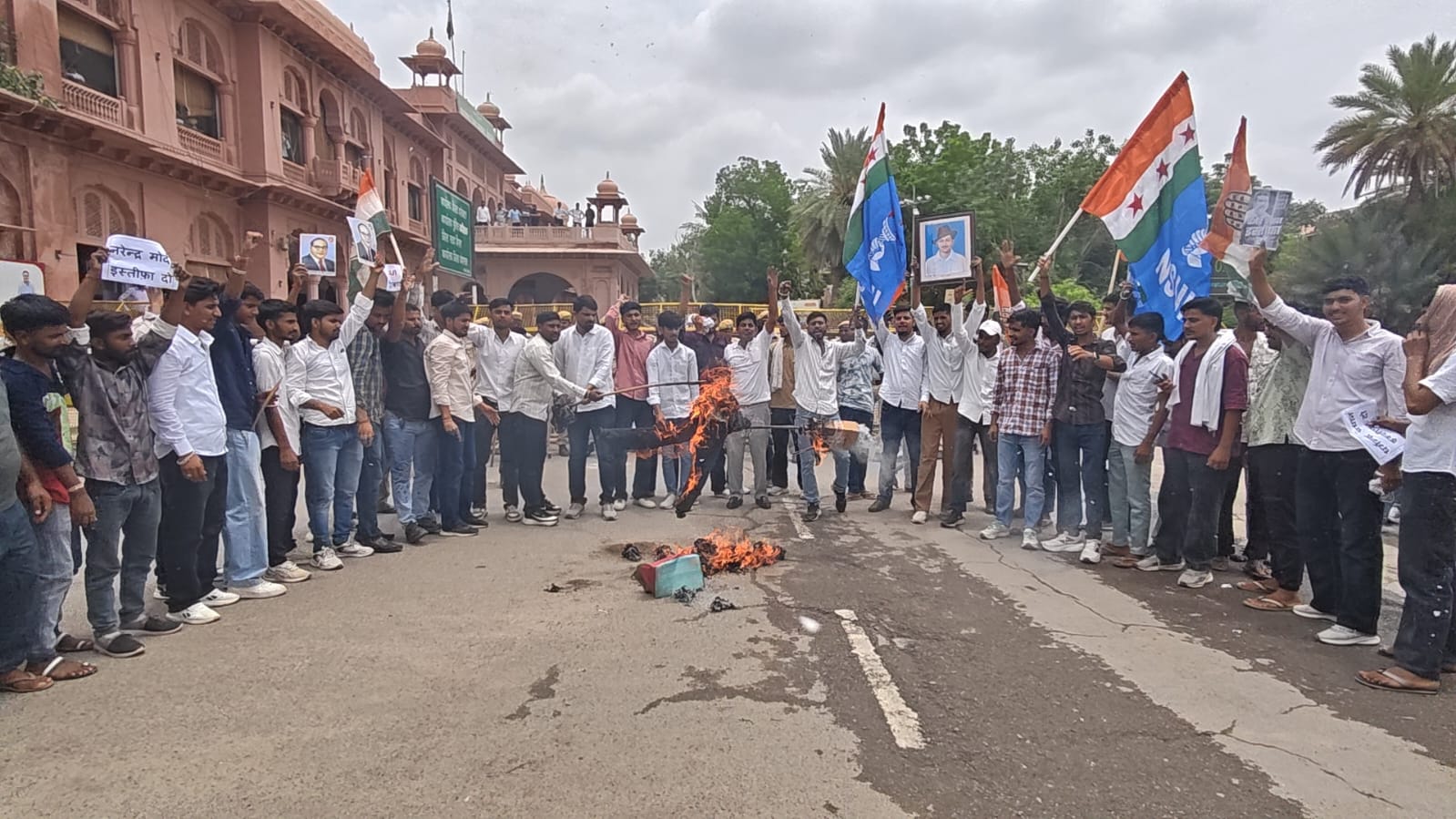 एनएसयूआई का प्रदर्शन, केंद्रीय शिक्षा मंत्री धर्मेंद्र प्रधान का पुतला फूंका, इस्तीफे की मांग