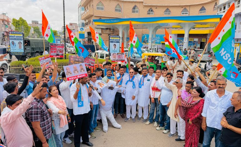 पेपर लीक और राहुल गांधी की गिरफ्तारी के विरोध में NSUI का प्रदर्शन, पीएम मोदी का पुतला फूंका