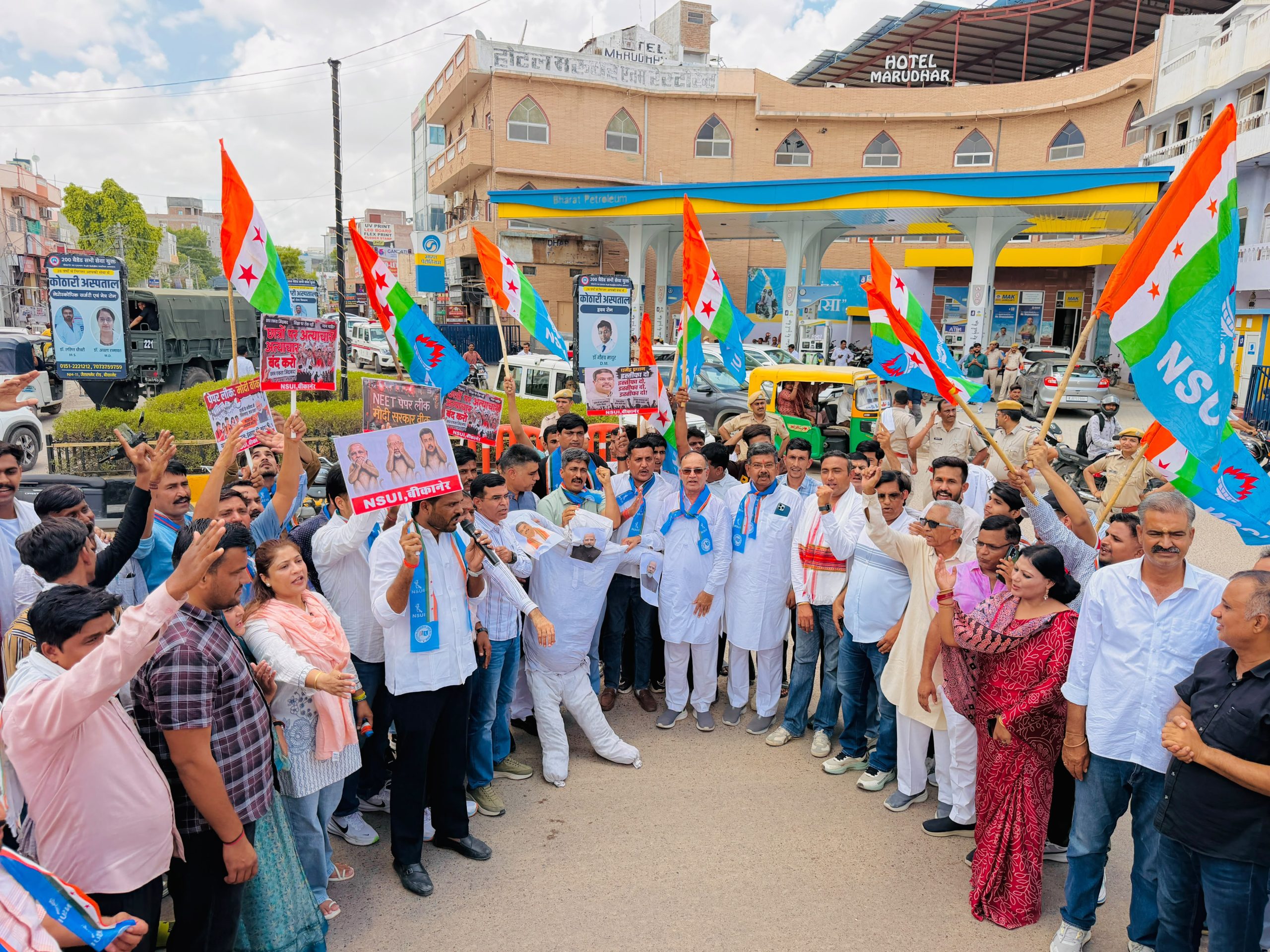 पेपर लीक और राहुल गांधी की गिरफ्तारी के विरोध में NSUI का प्रदर्शन, पीएम मोदी का पुतला फूंका