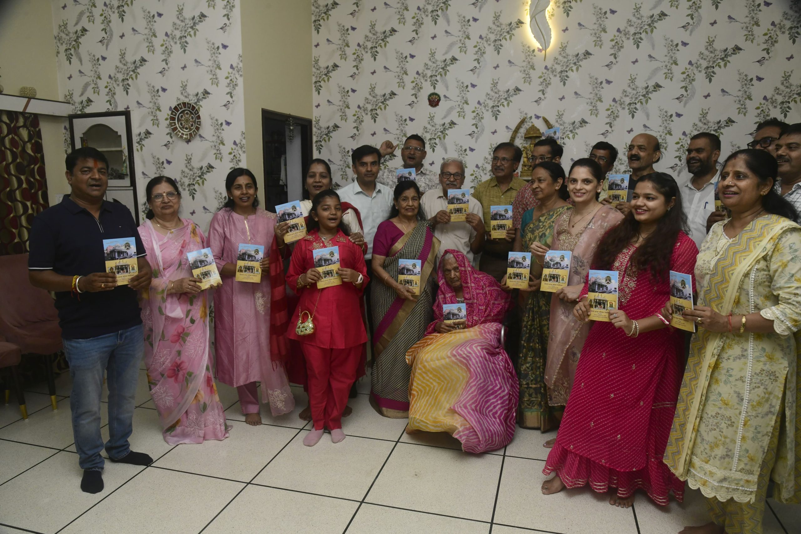 101 वर्षीया शांतिदेवी कोचर ने किया कोचर समाज परिवार निर्देशिका का विमोचन, बेटी के जन्मदिन पर समाज को समर्पित की अनूठी पहल