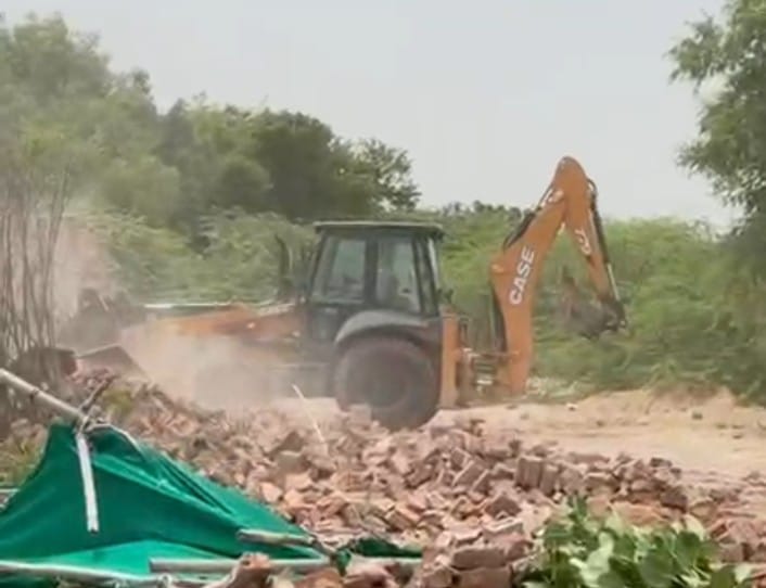 बीकानेर में हिस्ट्रीशीटरों पर बुलडोजर एक्शन, करमीसर में अवैध कब्जे ध्वस्त
