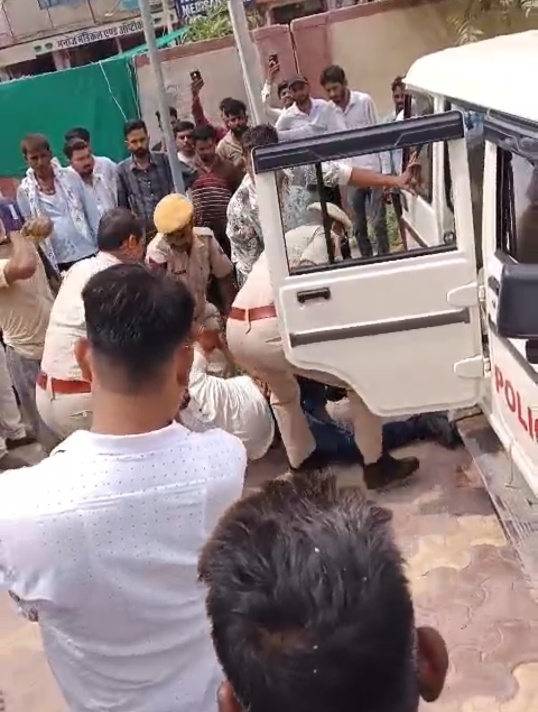 पीबीएम अस्पताल में हंगामा, मरीज और गार्ड आपस में उलझे, पुलिस थाने ले गई