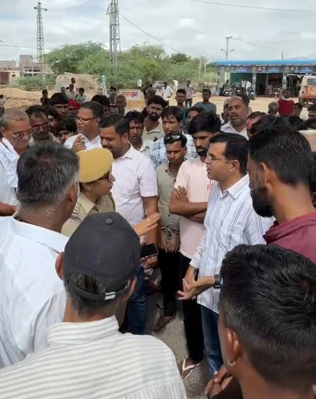 देशनोक में NEET पेपर लीक पर कांग्रेस का उग्र प्रदर्शन, देहात अध्यक्ष ने SHO पर लगाए “बीजेपी एजेंट” होने का आरोप