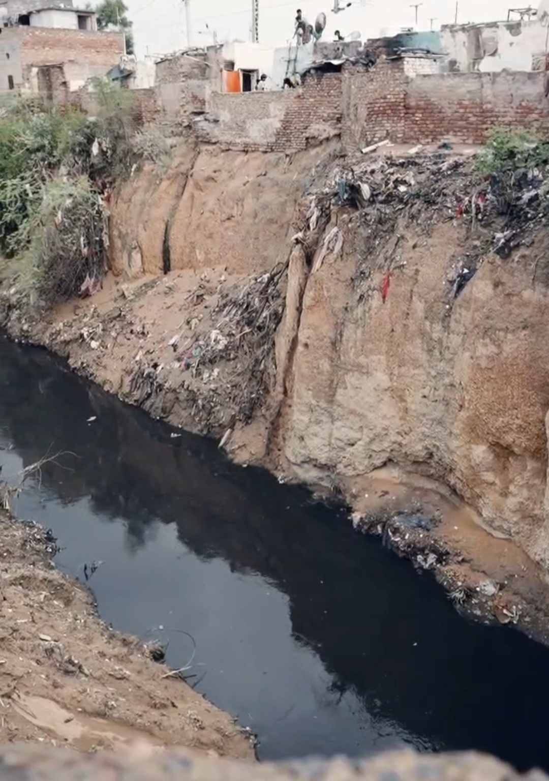 खुले नाले और दूषित पानी से जूझ रहा शास्त्री नगर, समाधान की मांग को लेकर संभागीय आयुक्त को सौंपा ज्ञापन