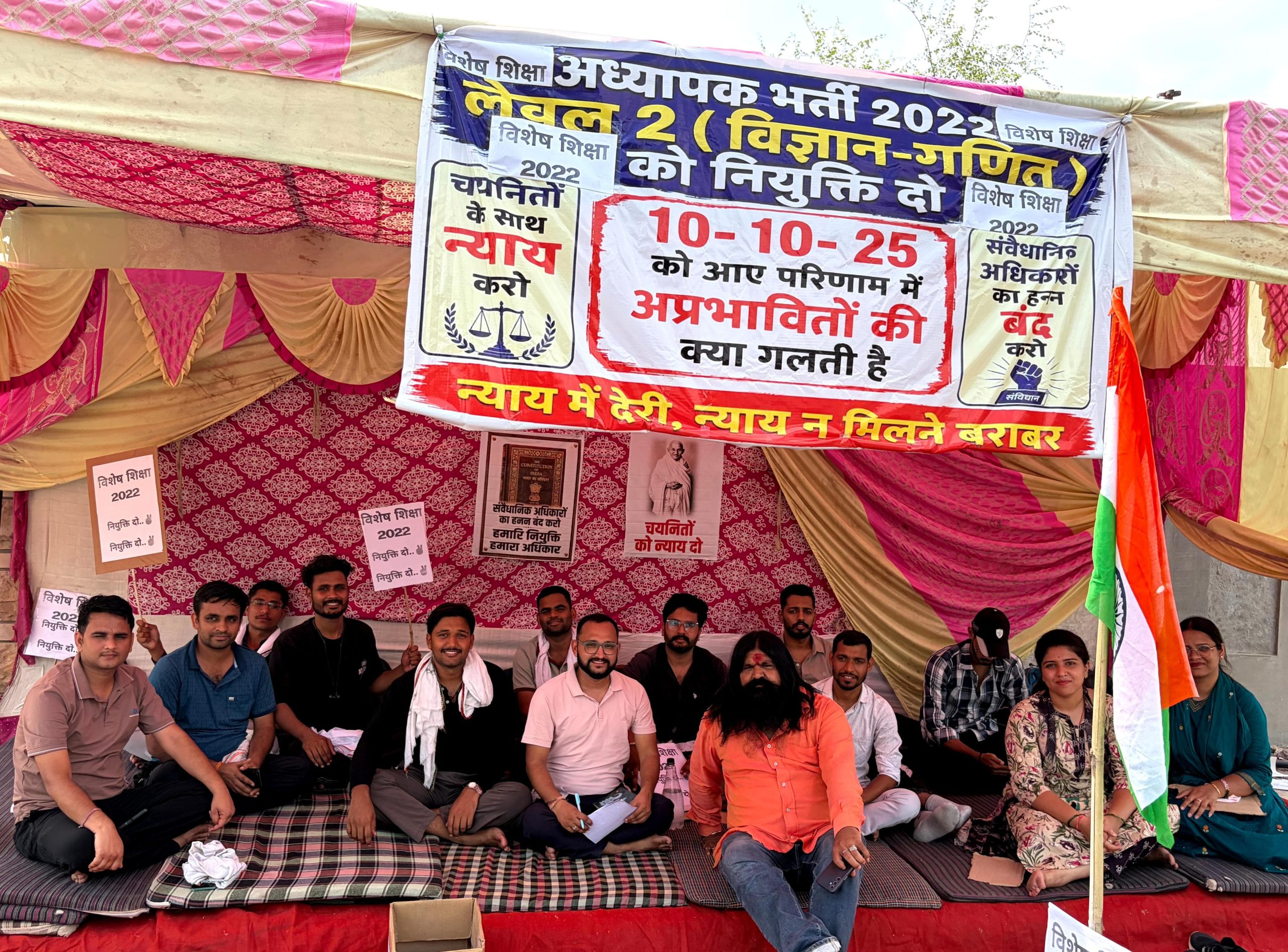 9 महीने से नियुक्ति आदेश का इंतजार, शिक्षा निदेशालय के बाहर धरने पर बैठे चयनित अभ्यर्थी