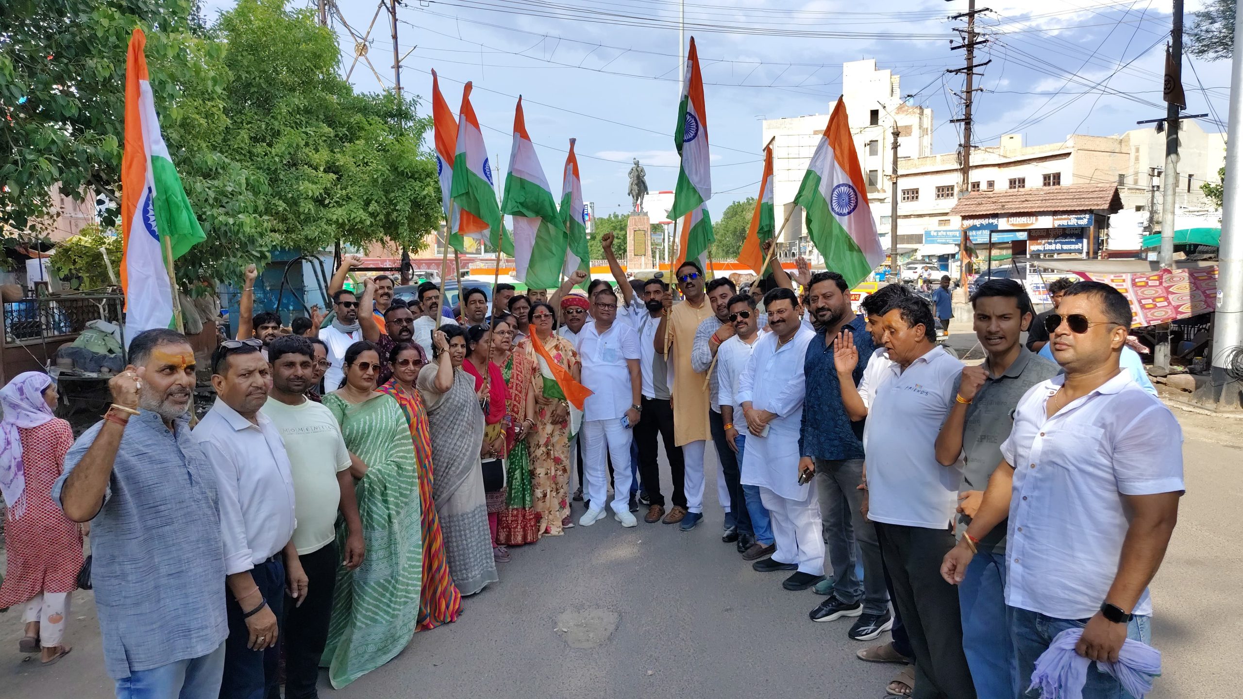 शार्दूल सिंह सर्किल पर गूंजे ‘भारत माता की जय’ के नारे, भाजपा ने बांटे तिरंगे