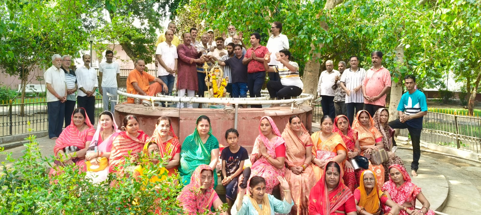 लक्ष्मीनाथ जी पार्क में गूंजा ‘हर हर महादेव’, शिव प्रतिमा का रुद्राभिषेक कर फव्वारा फिर शुरू