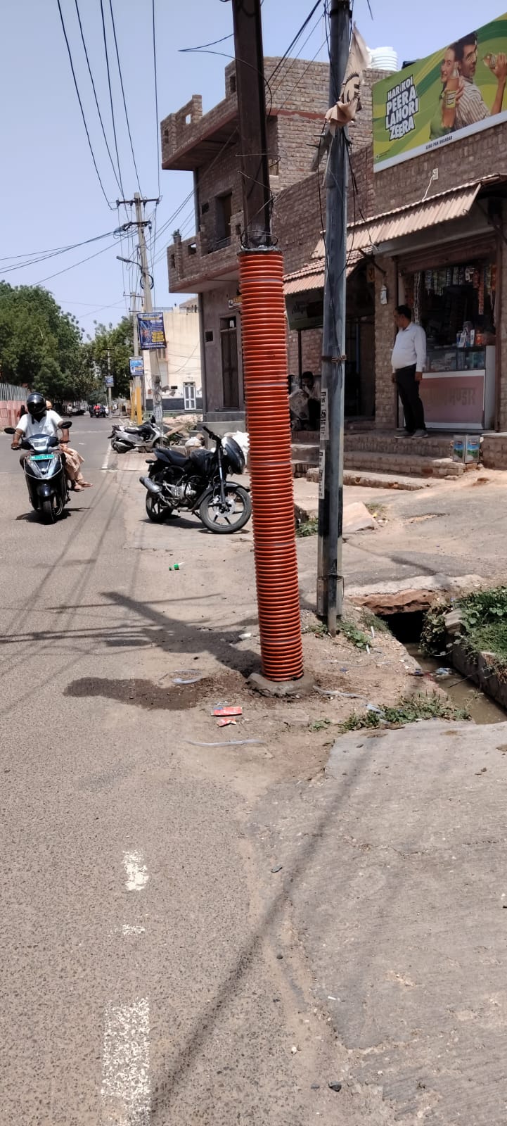 बीकानेर में बिजली तंत्र को सुरक्षित बनाने की कवायद, ट्रांसफारमर पर फेंसिंग और लोहे के पोल पर लगाए जा रहे विशेष पाइप