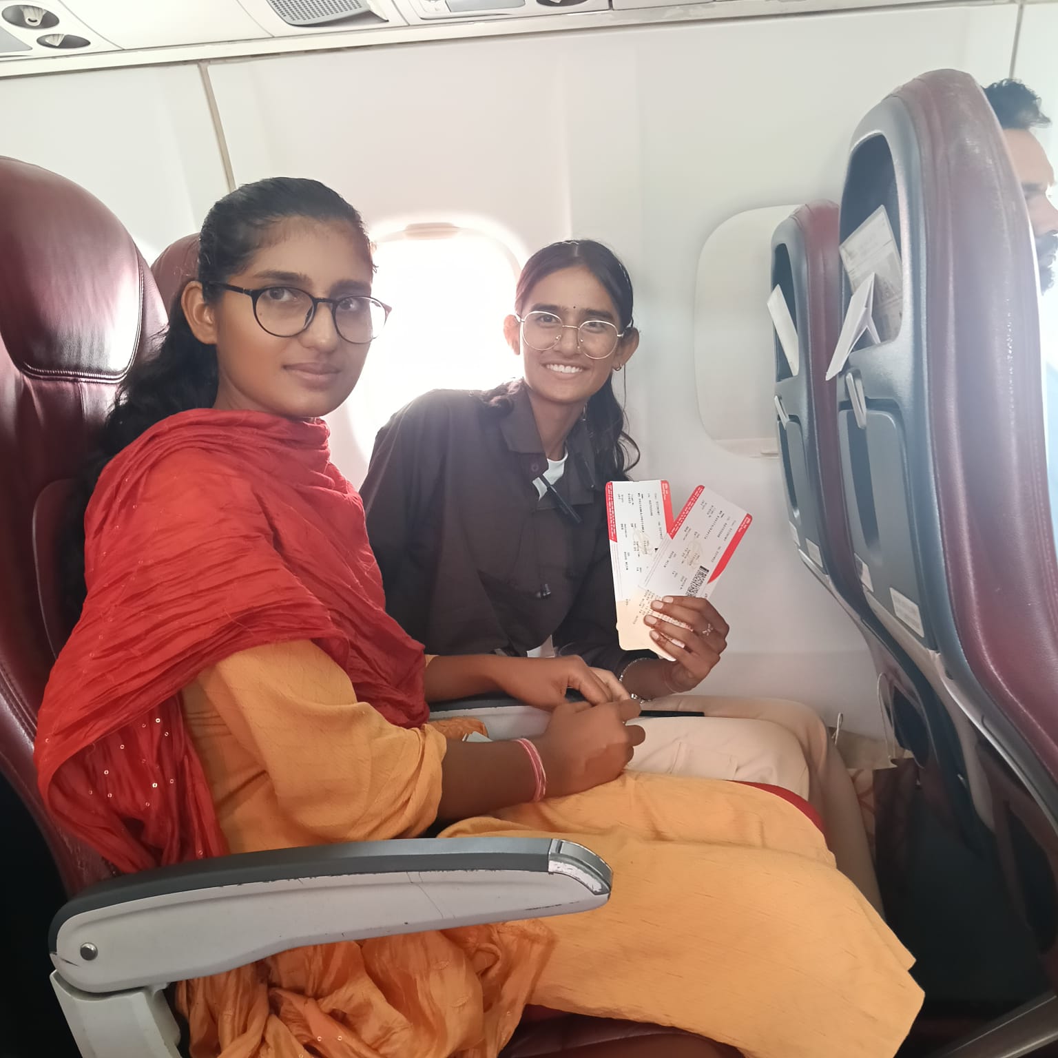 खाजूवाला की मेधावी बेटियों को मिला आसमान का टिकट, पहली बार विमान में बैठीं प्रियंका-कविता