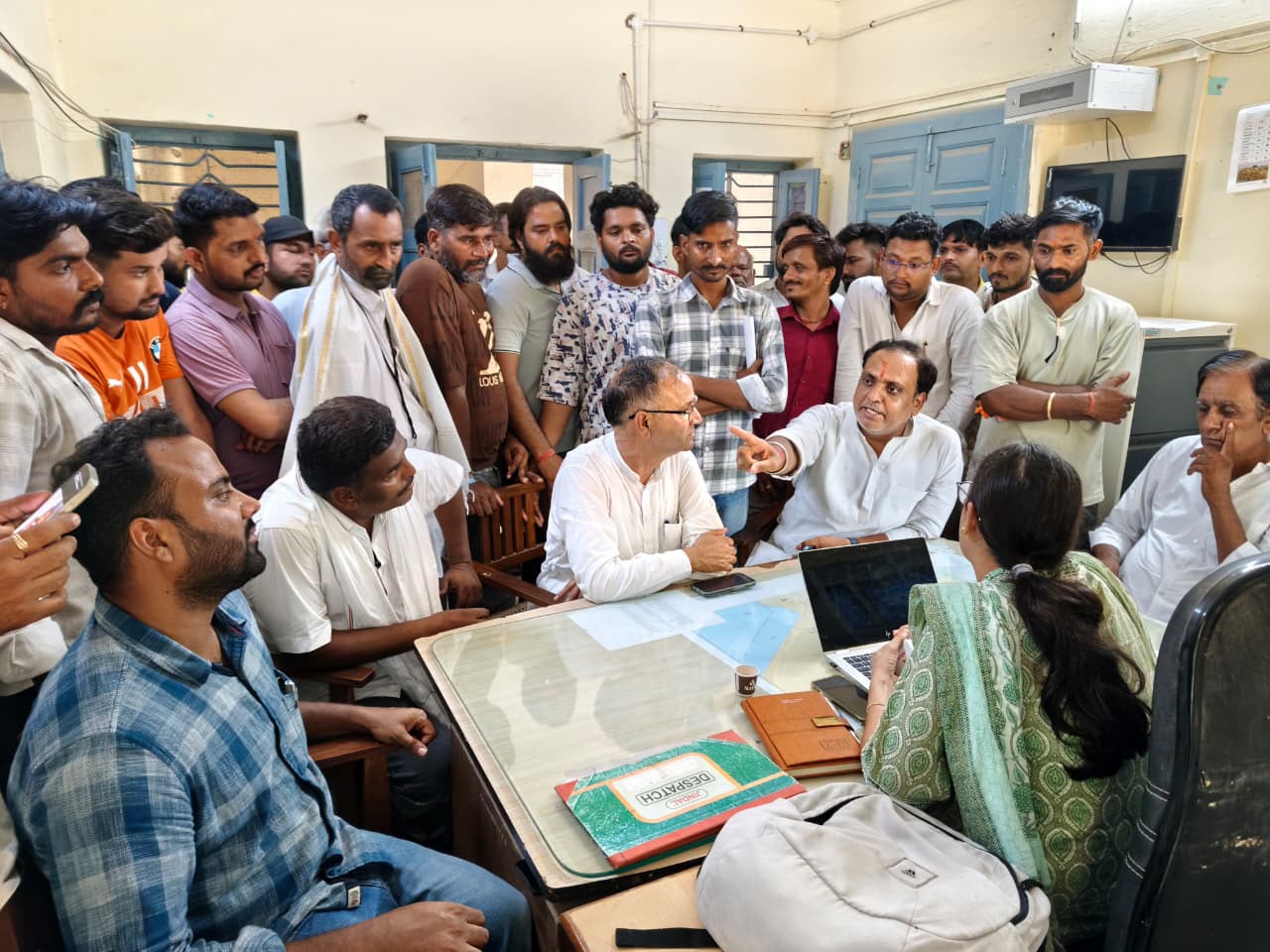 पानी कनेक्शन की मांग को लेकर परशुराम कॉलोनी के लोगों का धरना, टैंकरों को रोककर लगाया पानी की कालाबाजारी का आरोप