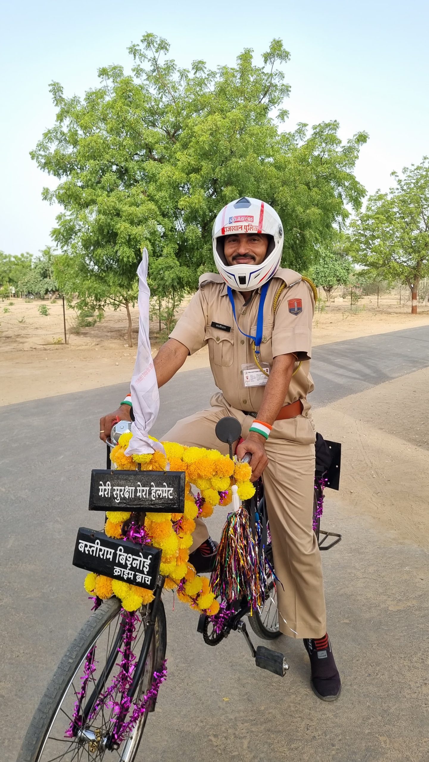 हादसे ने समझाई जिंदगी की कीमत, 9 साल से साइकिल पर हेलमेट पहनकर दे रहे सुरक्षा का संदेश