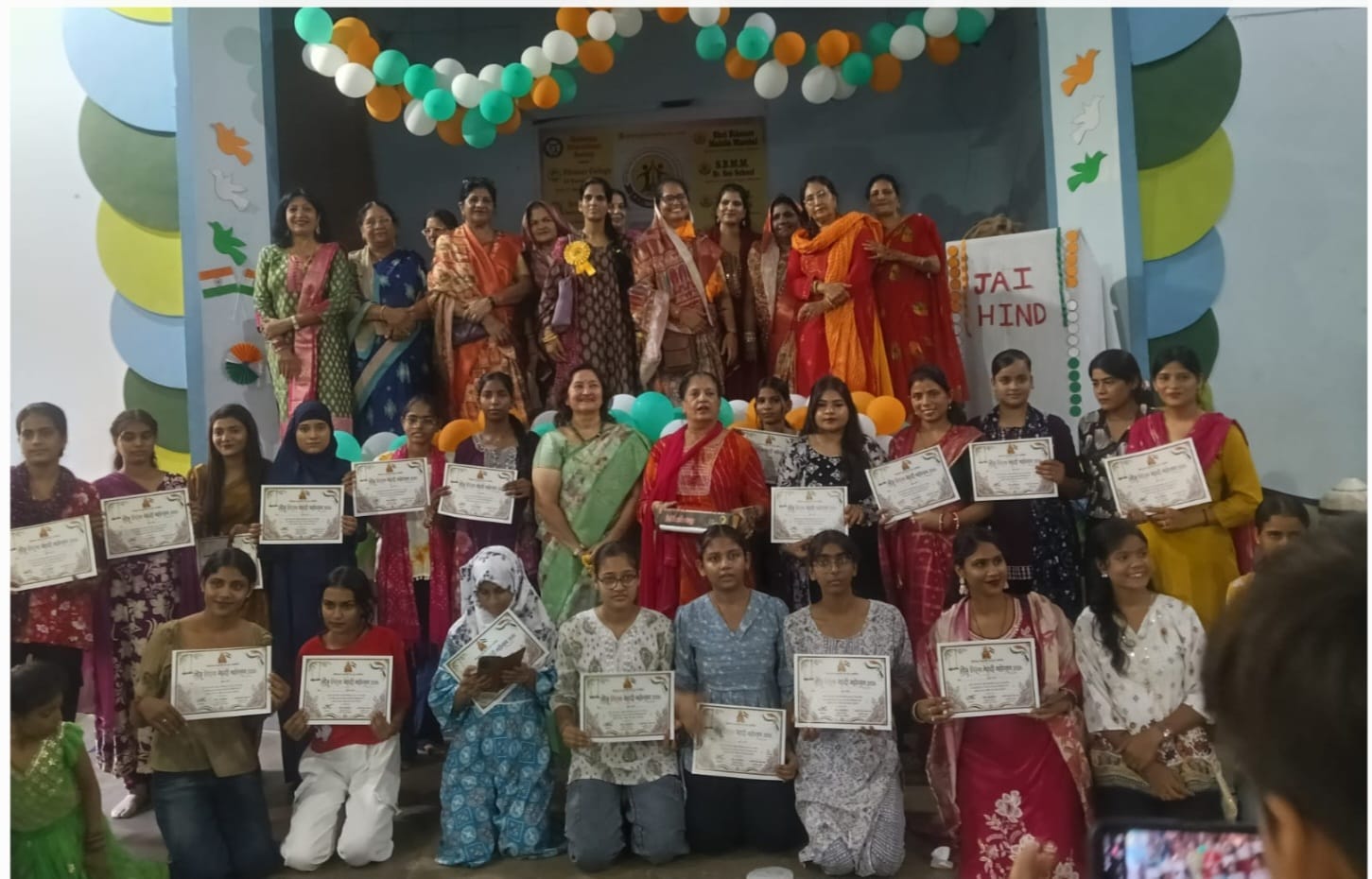 हाथों पर मेहंदी से उकेरी कला, 175 आवेदन में 138 ने लिया हिस्सा, प्रीति सोनी ने जीता पहला स्थान