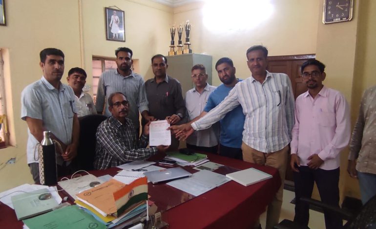 शिक्षकों के नियमितीकरण का मामला गरमाया, शिक्षक संघ ने DEO को सौंपा ज्ञापन