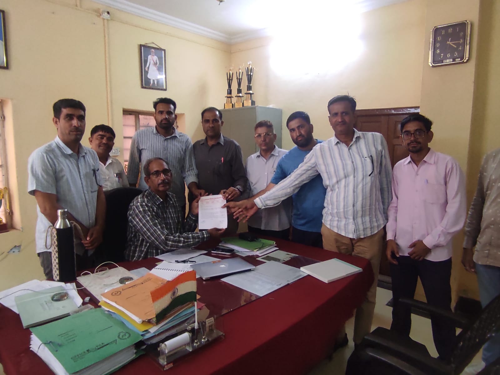 शिक्षकों के नियमितीकरण का मामला गरमाया, शिक्षक संघ ने DEO को सौंपा ज्ञापन