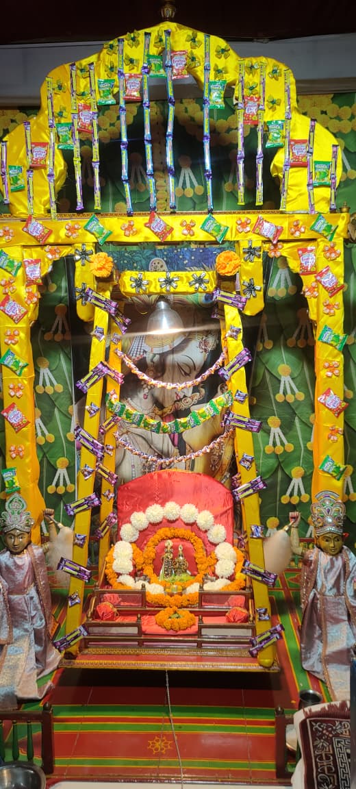 सावन में झूले राधा संग श्याम: बड़ा गोपालजी मंदिर में झूलोत्सव की धूम, भजनों पर झूमे श्रद्धालु