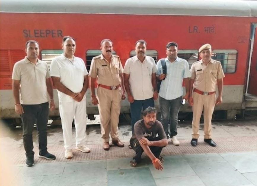 जिस ट्रेन में चुराया लैपटॉप, फिर उसी में दोबारा चढ़ा चोर, 500 CCTV खंगाल पुलिस ने चलती ट्रेन से दबोचा