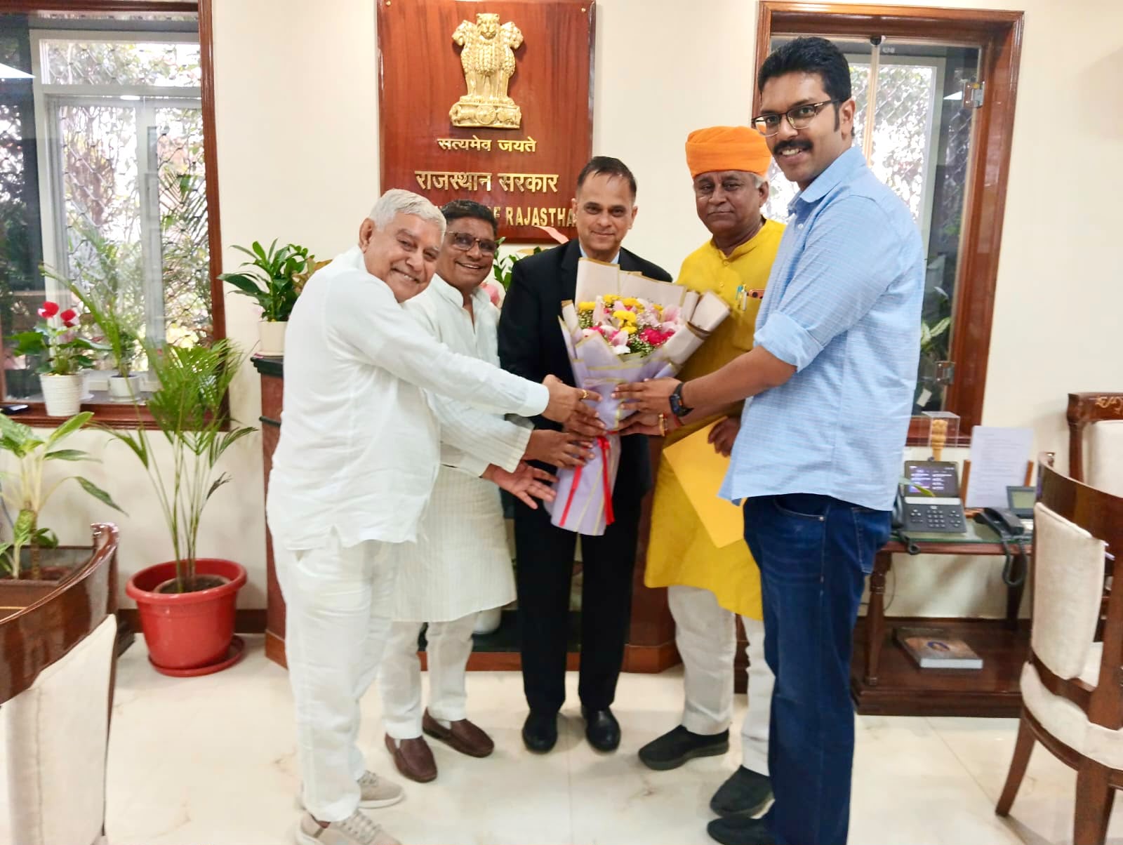 मुख्य सचिव से एक साथ मिले बीकानेर के 4 विधायक, 6 महीने का कार्यकाल बढ़ने पर दी बधाई; जानिए क्या हुई चर्चा